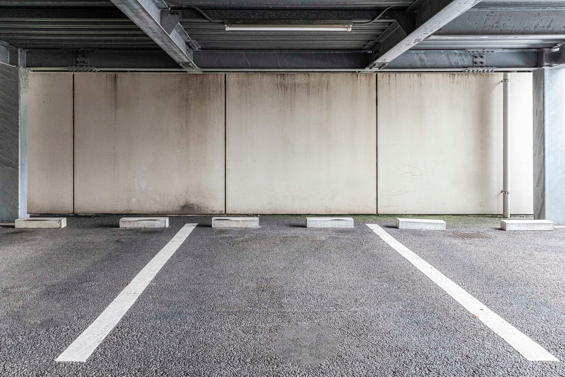 Parkplätze mit Anfahrschutz aus Beton