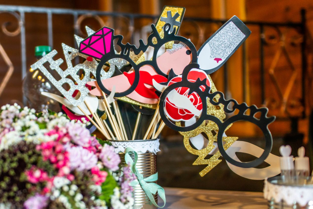 Detailaufnahme von lustigen Fotobox-Requisiten für eine Hochzeitsparty – kreative Gestaltungsideen mit Fotobox Flensburg für besondere Erinnerungen