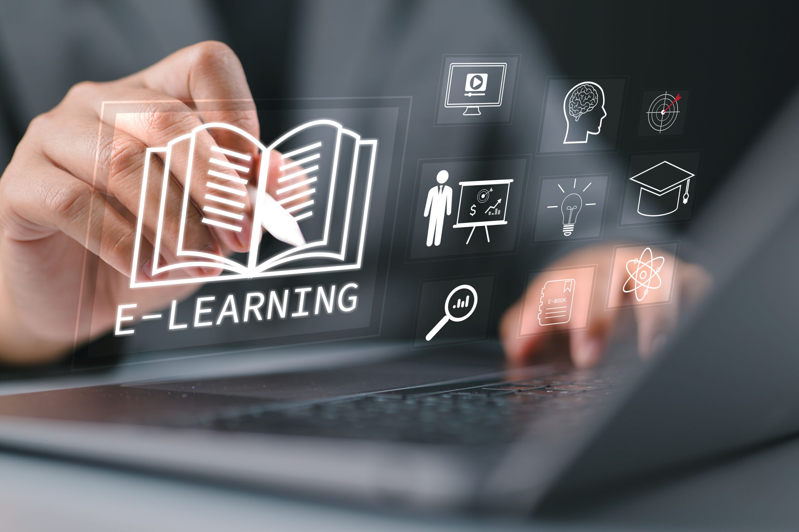 Digitale Darstellung von E-Learning-Symbolen auf einem Laptop zur Vermeidung von Compliance-Risiken durch Schulung
