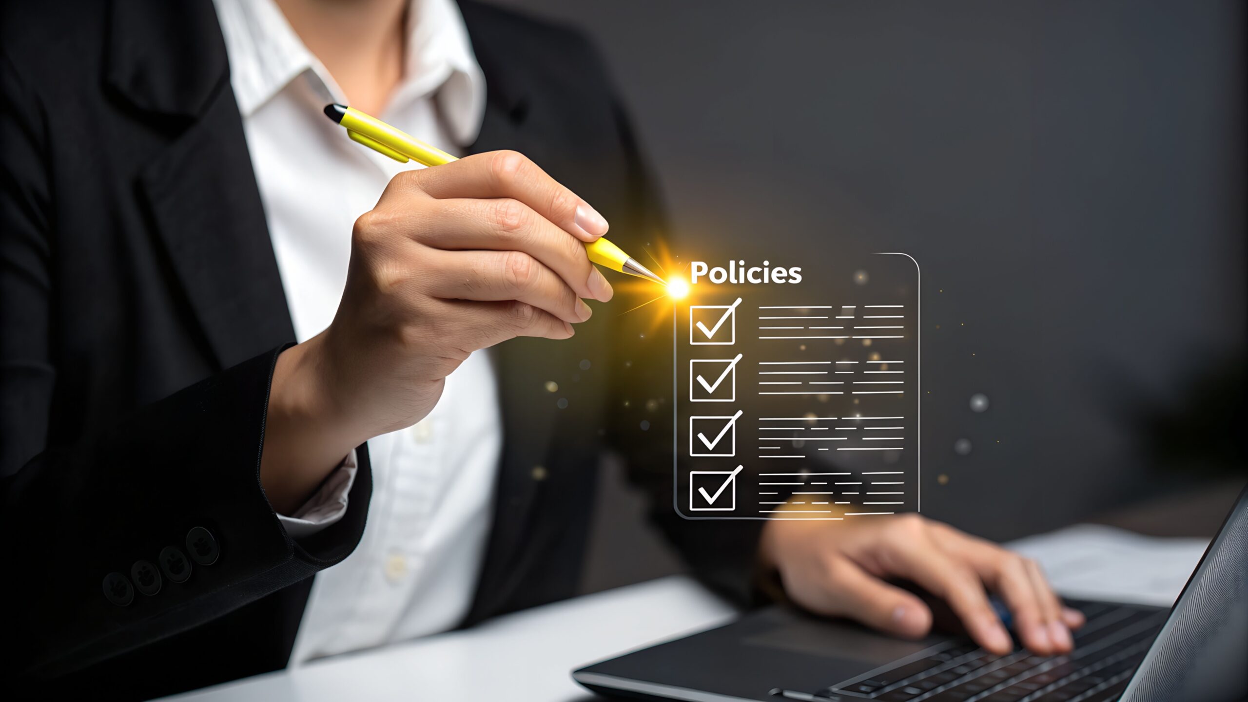 Geschäftsperson prüft digitale Richtlinien-Checkliste auf einem Laptop im Kontext von Compliance E-Learning
