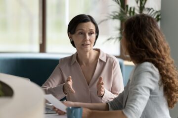 Vertrauliches Gespräch zur EAP-Beratung im Arbeitsumfeld