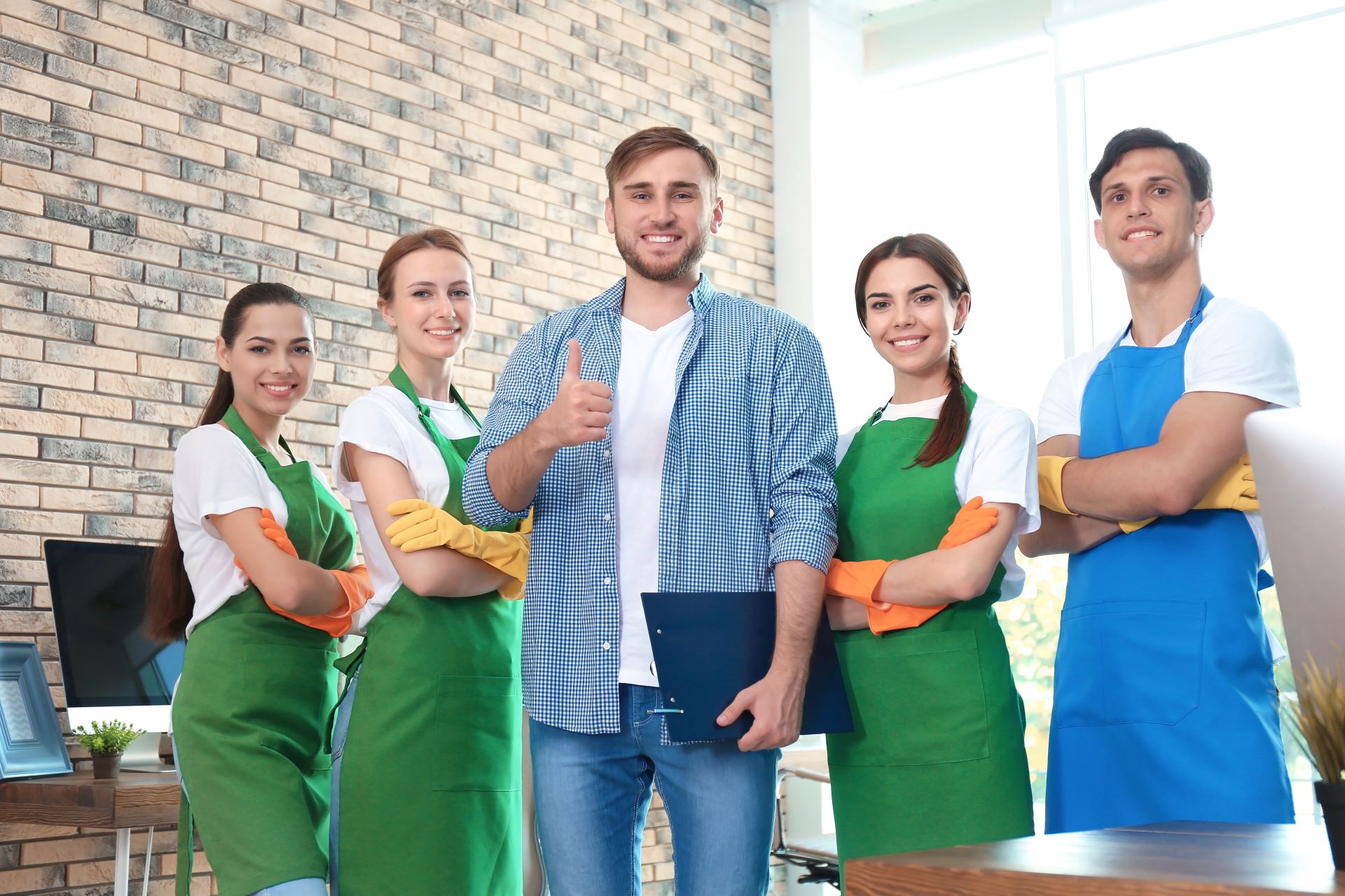 Reinigungsteam mit einheitlicher Arbeitskleidung