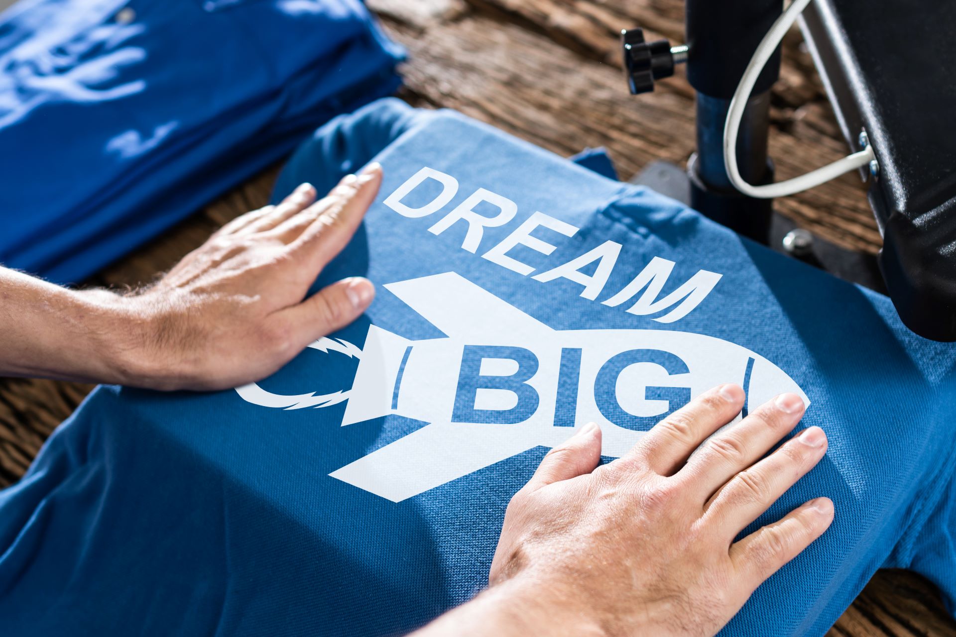 T-Shirt wird mit weißem Motiv bedruckt