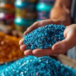 Blaues Kunststoffgranulat in Hand | ETFE-Kunststoffe geeignet für die industrielle Anwendung