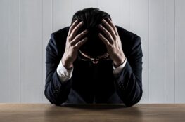 Unternehmer mit Burnout-Anzeichen am Tisch | Lohnbüro