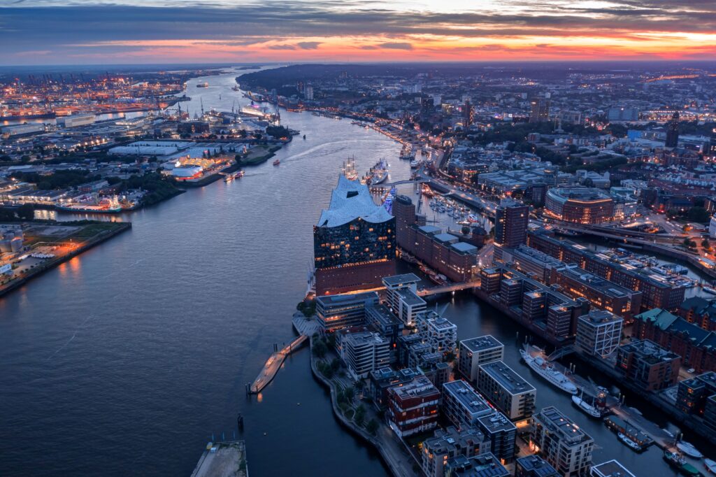 Klassenfahrt Hamburg: Luftaufnahme der Elbphilharmonie und Speicherstadt bei Sonnenuntergang