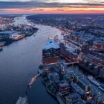Klassenfahrt Hamburg: Luftaufnahme der Elbphilharmonie und Speicherstadt bei Sonnenuntergang