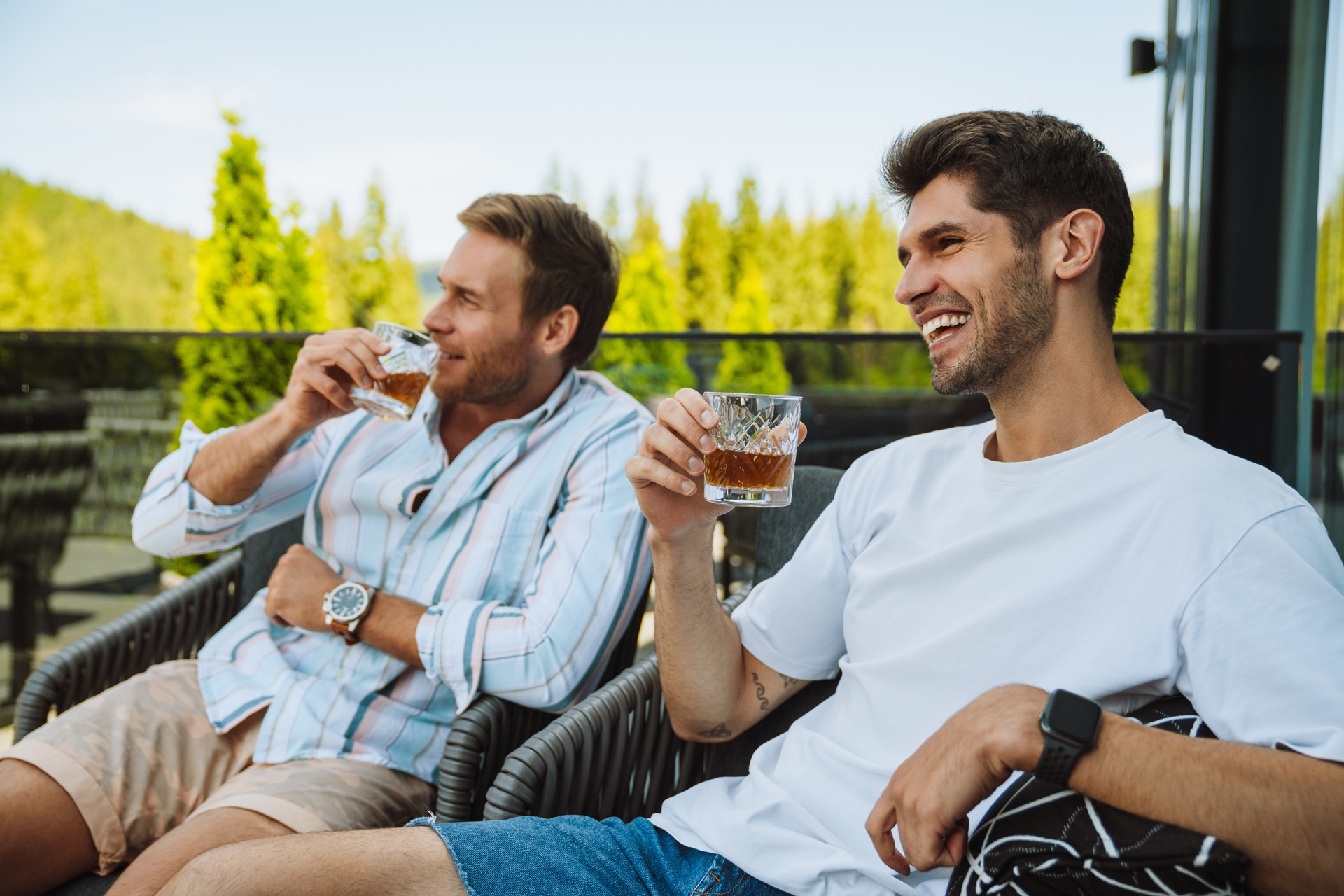 Männer trinken Whiskey im Freien | Outdoor Küchen