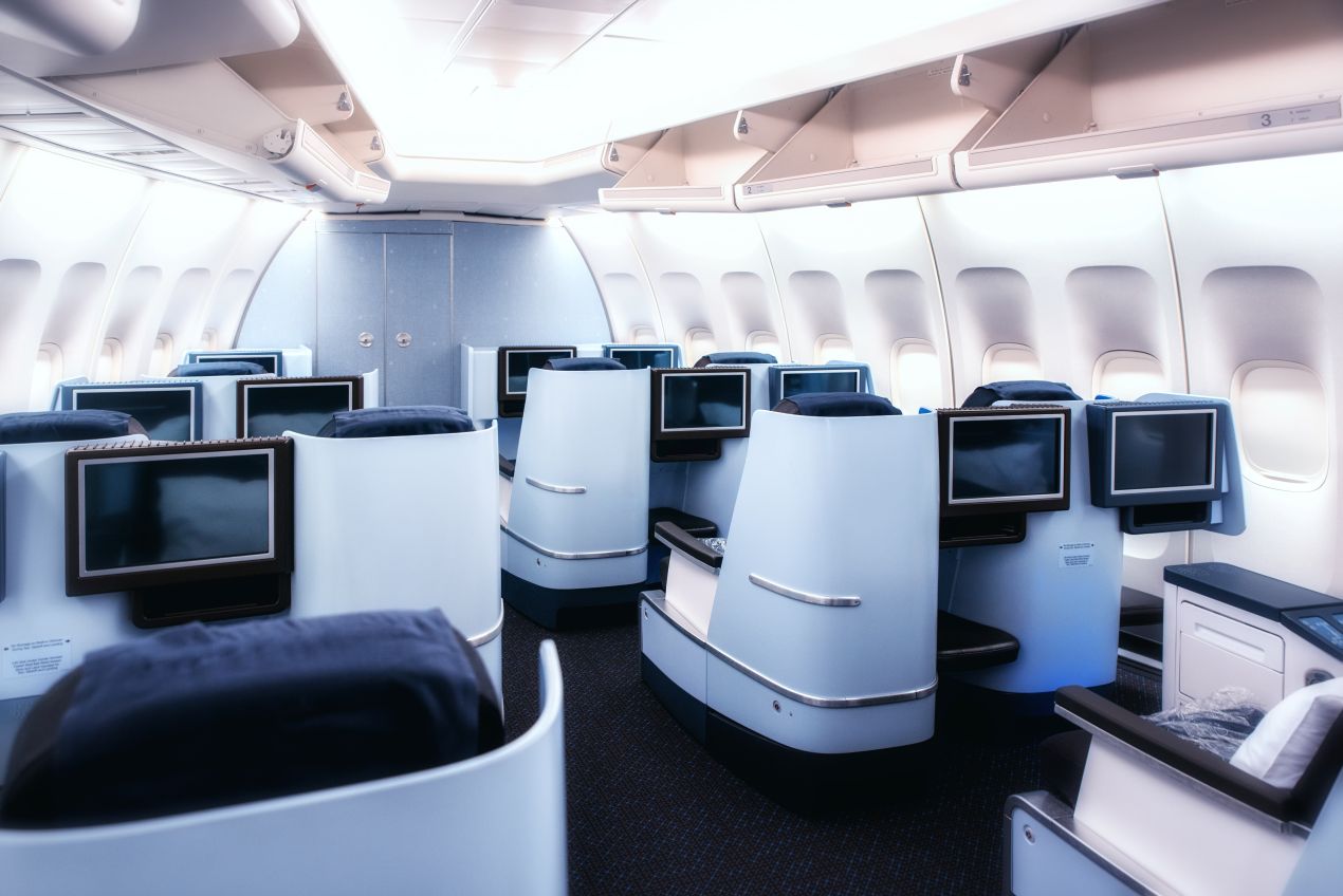 Moderne Lufthansa First Class Kabine mit bequemen Sitzen und Bildschirmen – Premiumkomfort an Bord