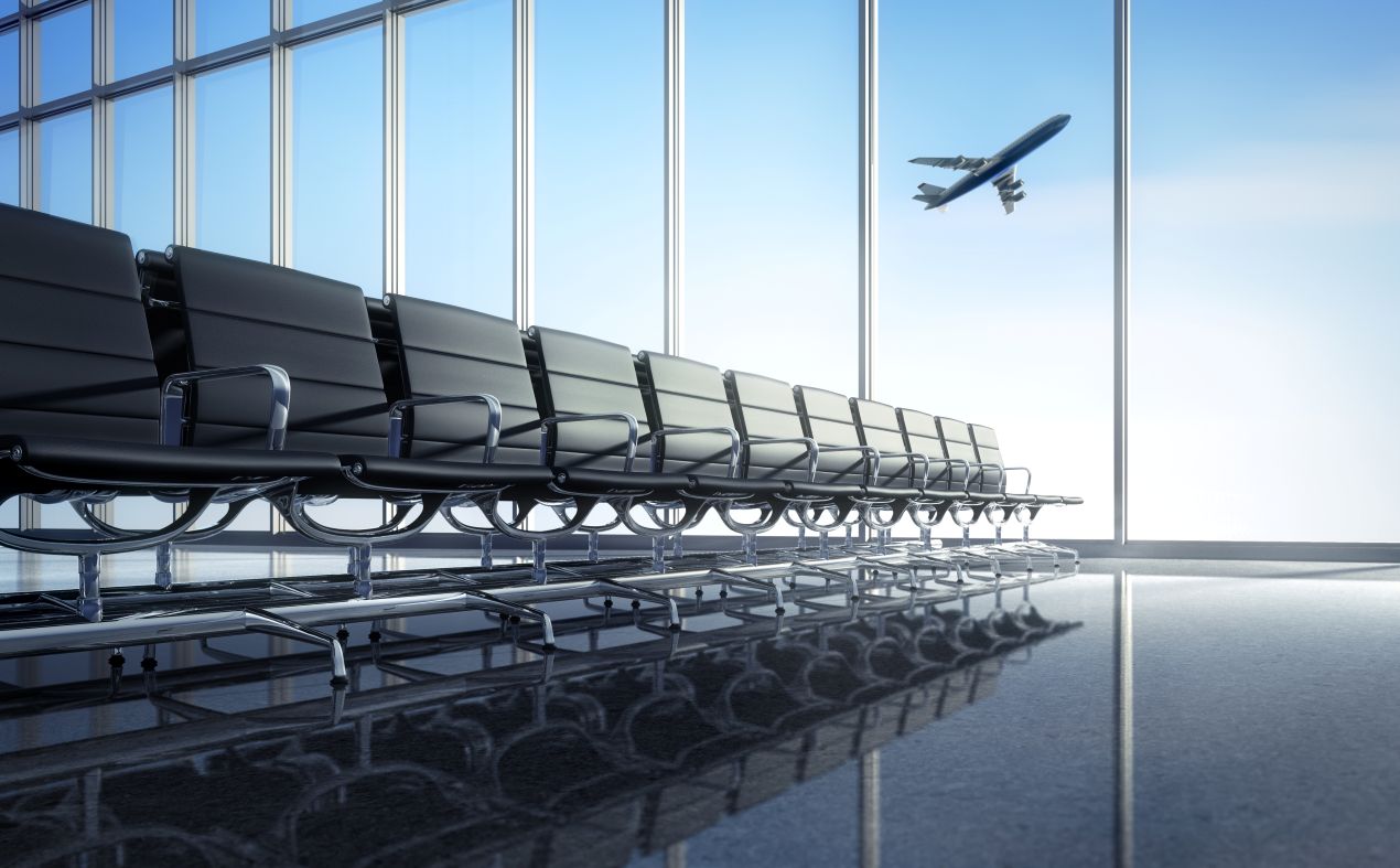 Leerer Flughafen-Wartebereich mit Blick auf abfliegendes Flugzeug – Symbolbild fuer Lufthansa First Class Reiseerlebnis