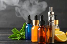 Verschiedene Elfbar Liquids mit Minzblatt und Zitrone