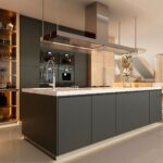 Modernes Kücheninterieur in schwarzen Farben