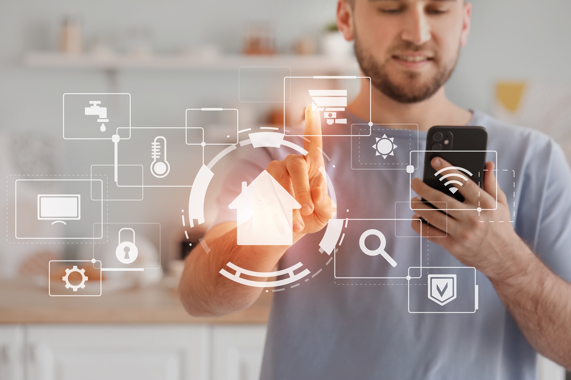 Mann steuert Smart-Home-Funktionen über Smartphone | Enthärtungsanlage